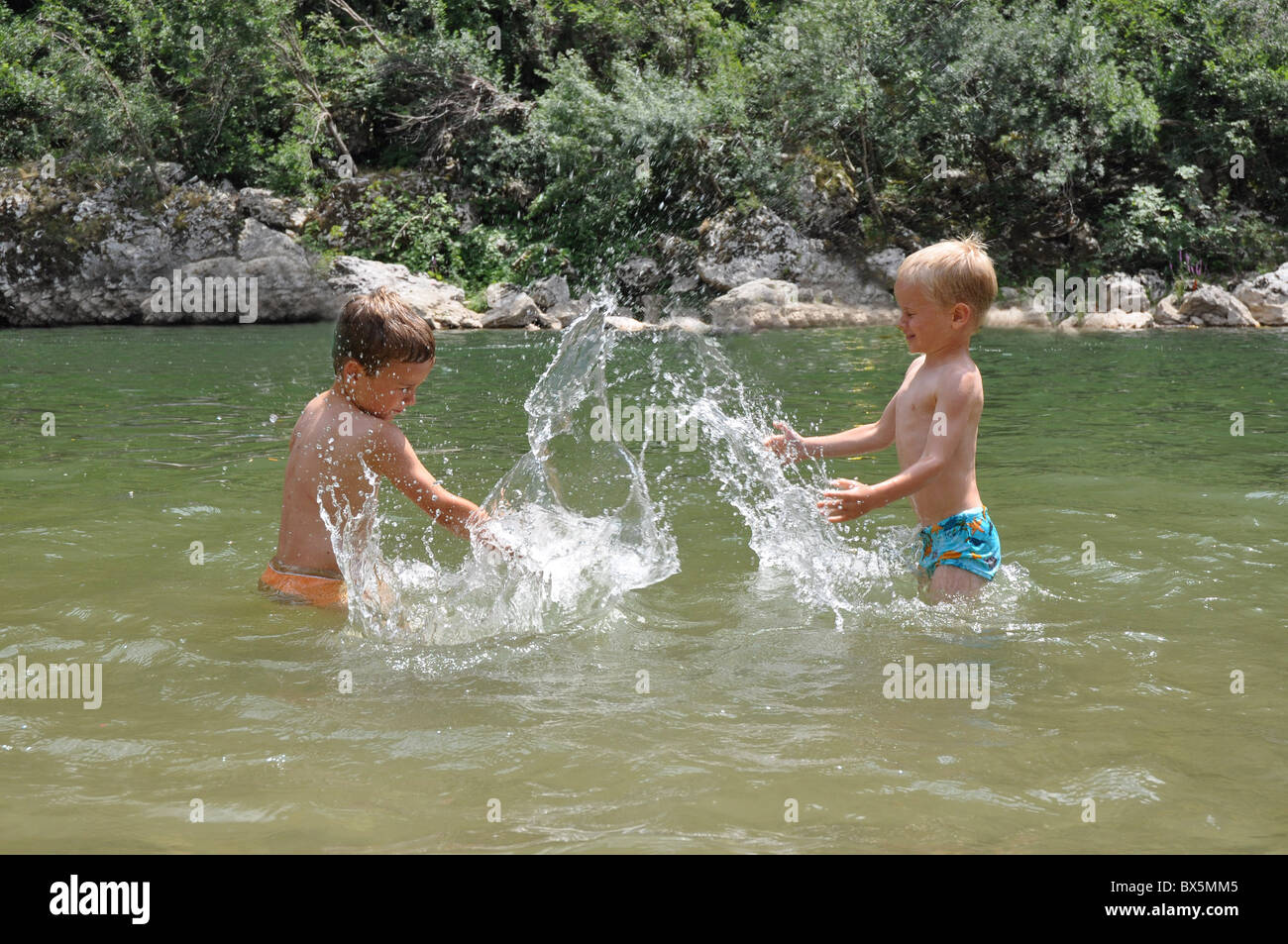 На речке купаются ребята. Мальчишки на речке. Ребятишки купаются. Купание на речке. Дети купаются в реке.