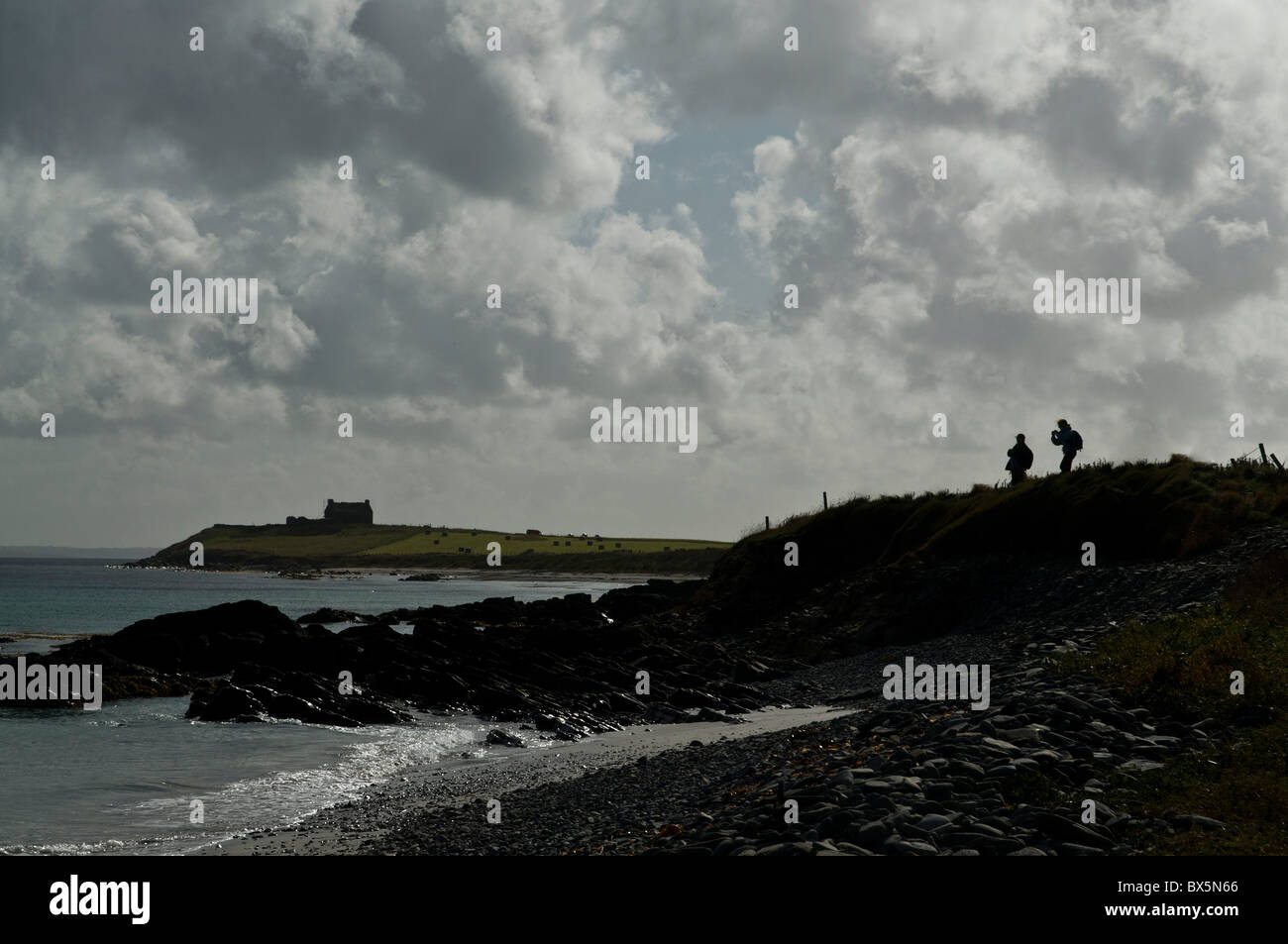 dh EGILSAY ORKNEY Tourist visitors hikers Egilsay beach rocky shore Stock Photo
