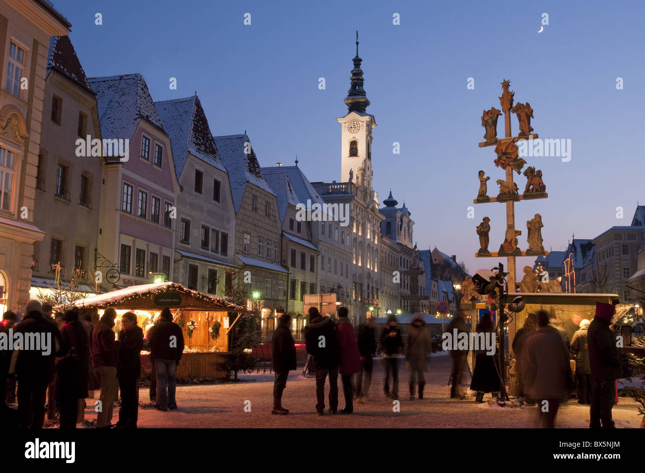 Christmas pole with Nativity Scenes, Town Hall and Christmas Market stalls, Stadtplatz, Steyr, Oberosterreich, Austria Stock Photo