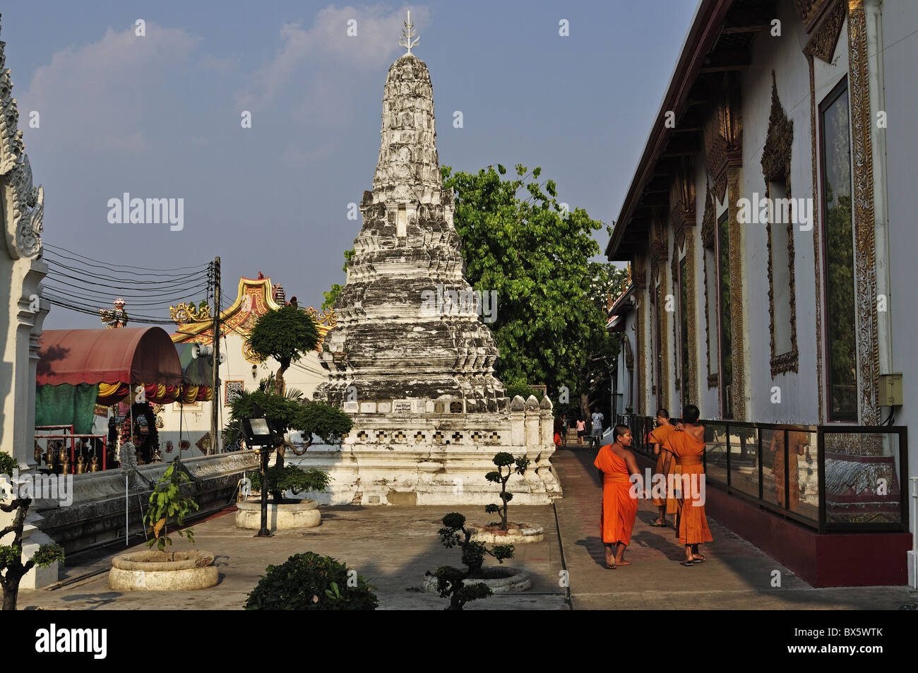 Stupa (chedi) and monks, Wat Phanan Choeng, Ayutthaya, UNESCO World Heritage Site, Thailand, Southeast Asia, Asia Stock Photo