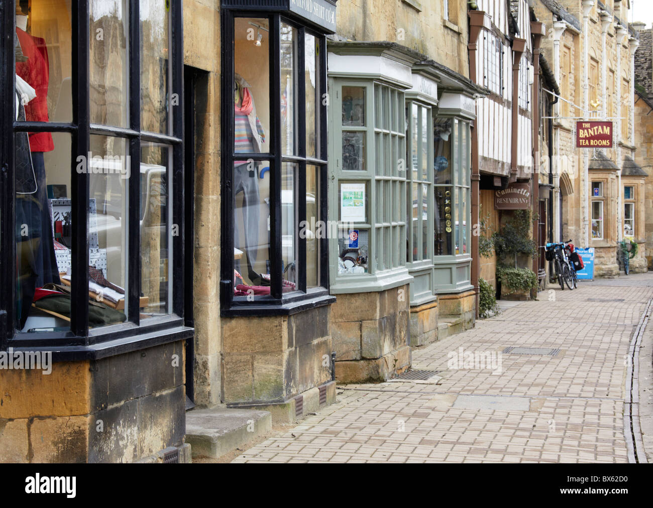 Independent shops line the High Street in the Cotswold market town of Chipping Campden, Gloucestershire Stock Photo