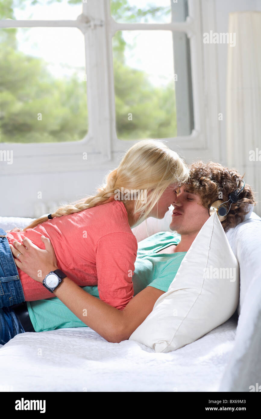 couch having young seks couple Amateur