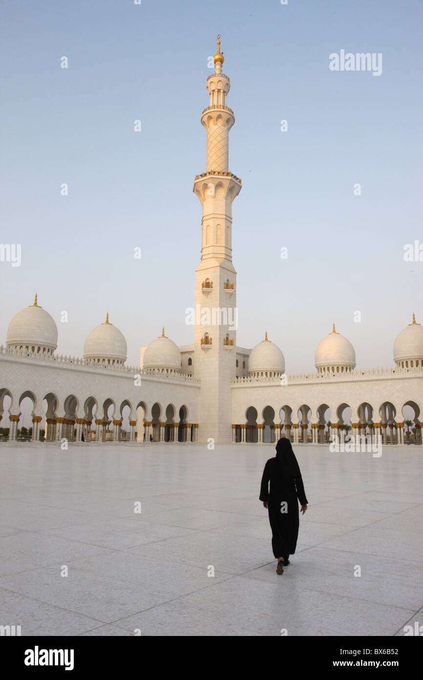 Sheikh Zayed Grand Mosque, the biggest mosque in the U.A.E. and one of the ten largest mosques in the world, Abu Dhabi, UAE Stock Photo