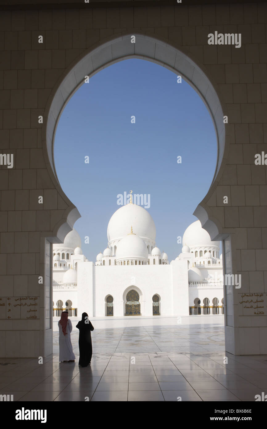 Sheikh Zayed Grand Mosque, the biggest mosque in the U.A.E. and one of the 10 largest mosques in the world, Abu Dhabi, UAE Stock Photo