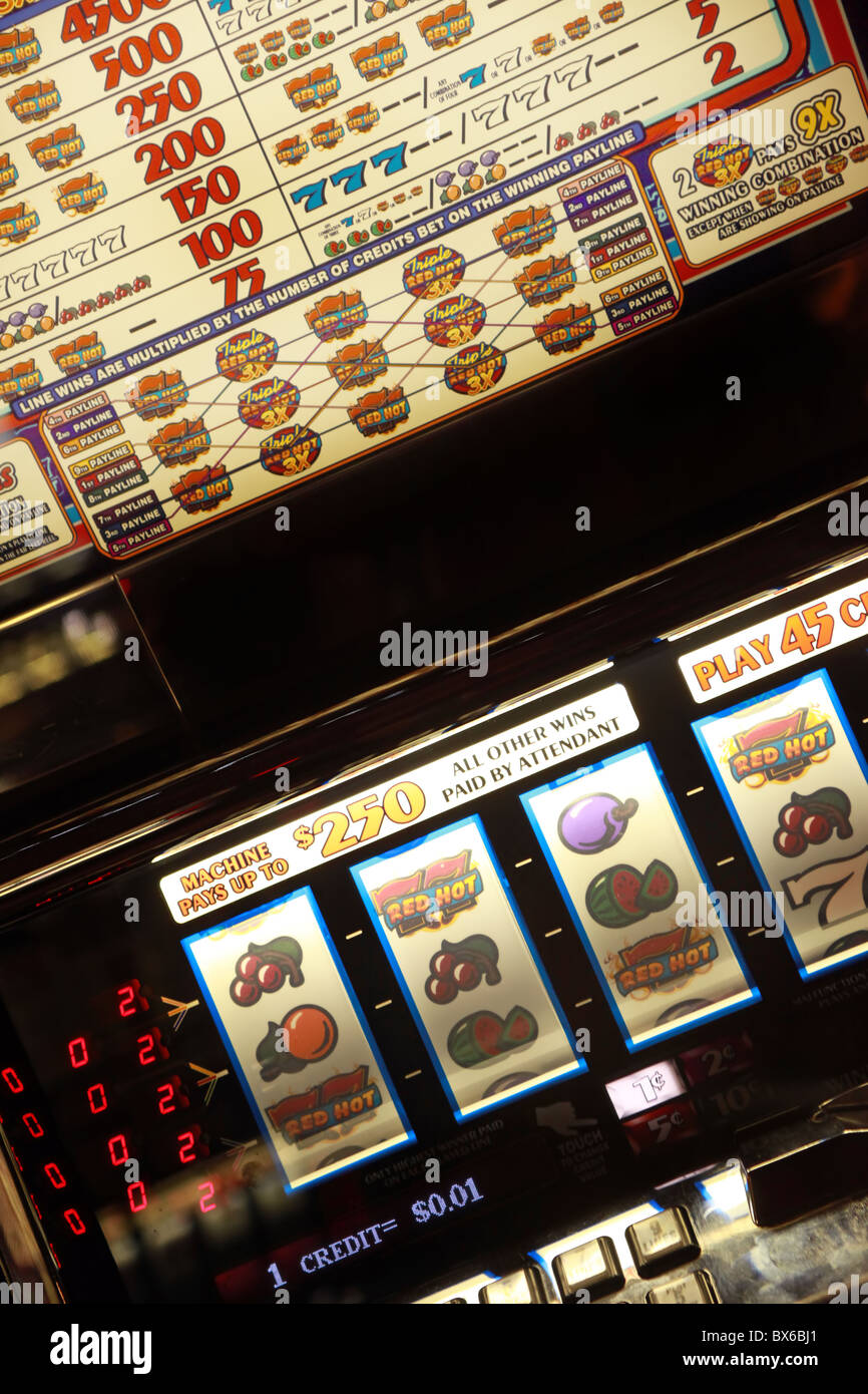 Slots Machines Do Jogo Em Um Casino Foto de Stock Editorial - Imagem de  luzes, cassino: 81405093