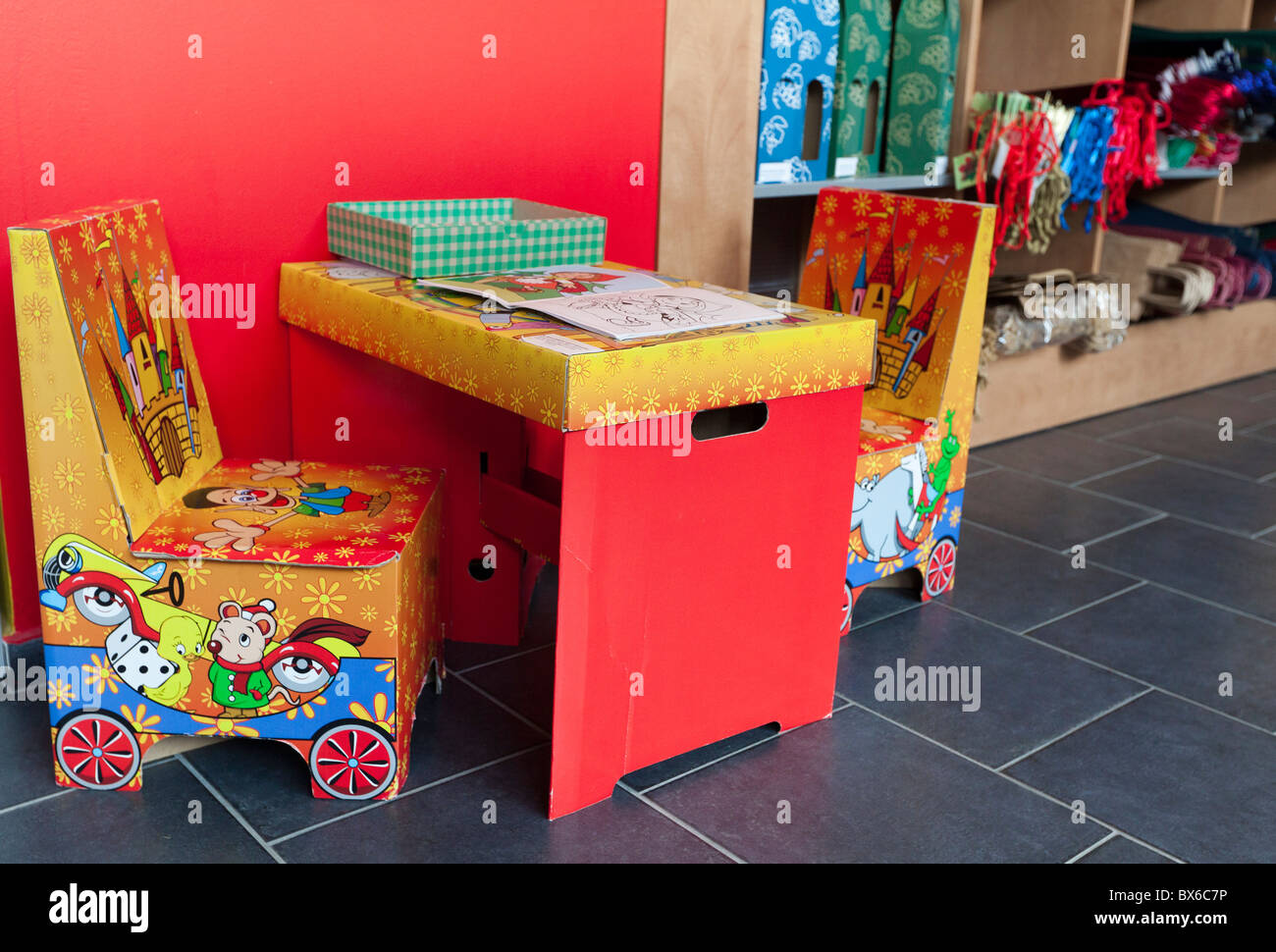 Model Pack. Shop Pack Shop, factory shop, Model Stock Photo - Alamy