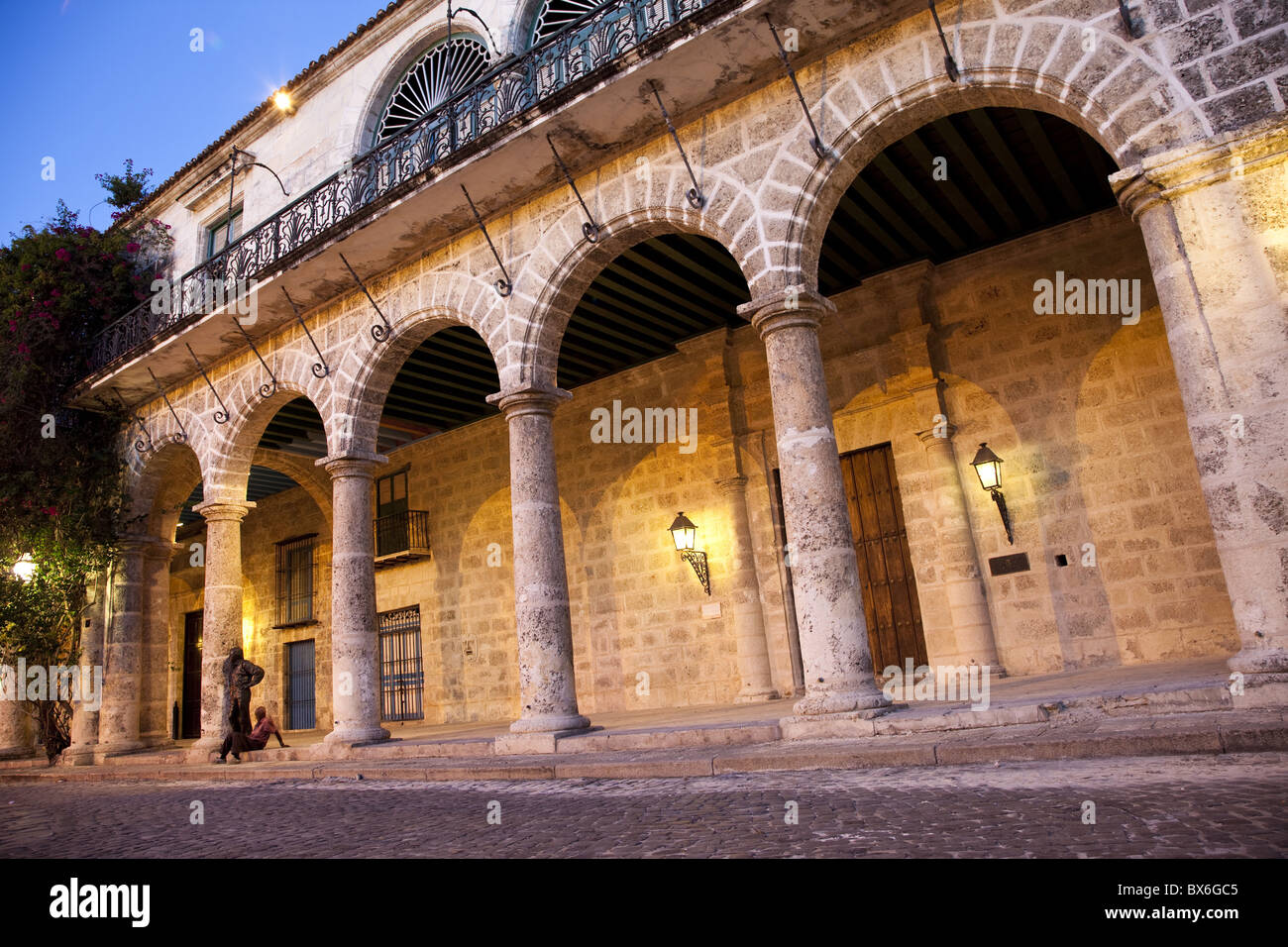 Built in 1700s exterior portico connecting two palaces, in Plaza de la Catedral, Old Havana, UNESCO World Heritage Site, Cuba Stock Photo