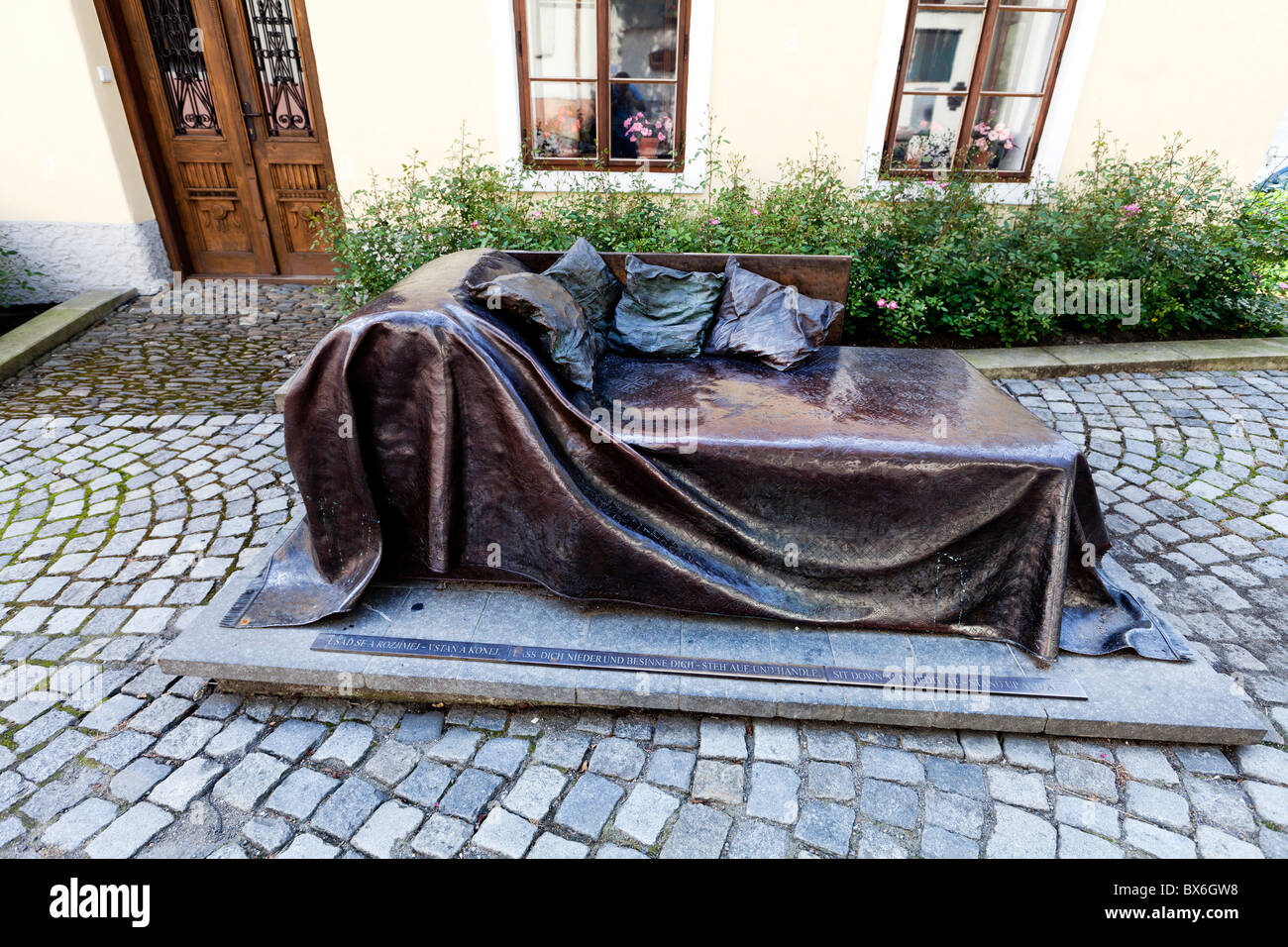 Freud couch hi-res stock photography and images - Alamy