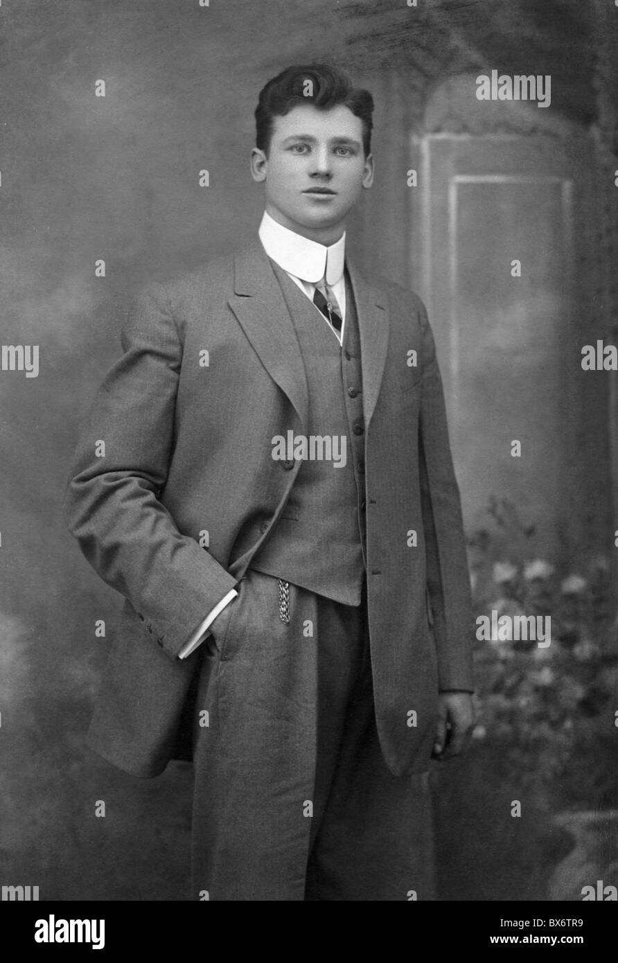 people, men, portrait / half length 1900 - 1930, young man in suit, New  York, circa 1910, 20th century, 1910s, USA, United States of America,  standing, clothes, outfit, outfits, fashion, suit, suits,