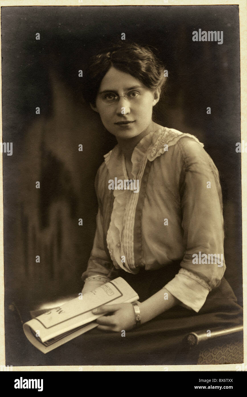 1910s woman hi-res stock photography and images - Alamy