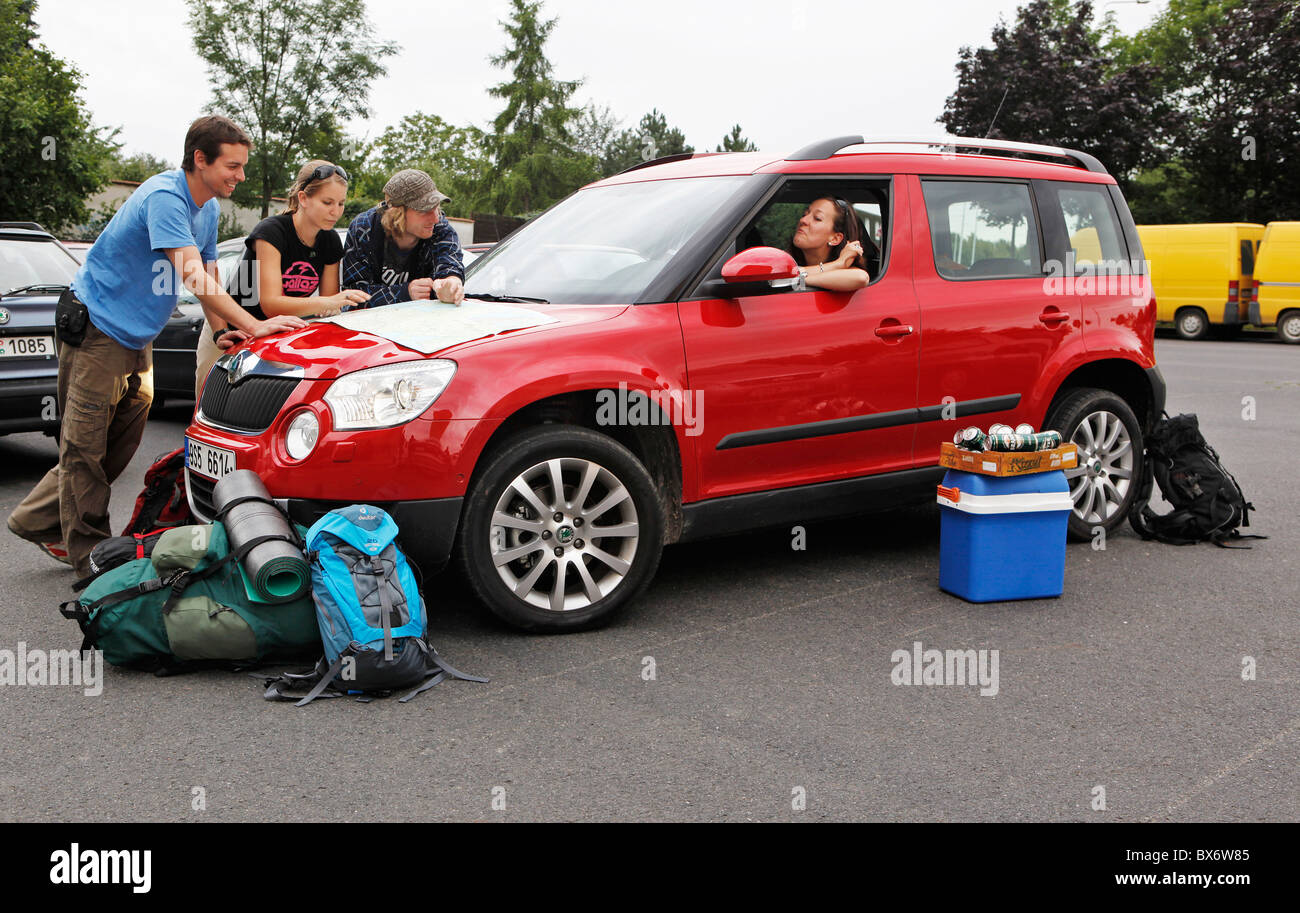 Czech carmaker Skoda Auto new model Skoda Yeti 1,8 TSI 4x4 SUV young people  men woman map planning trip vacation holiday city Stock Photo - Alamy