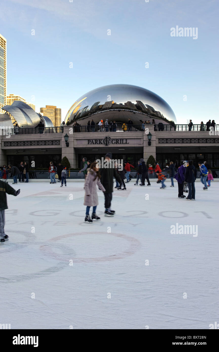 Ice rink and Cloudgate Sculpture/The Bean (Anish Kapoor), Millenium