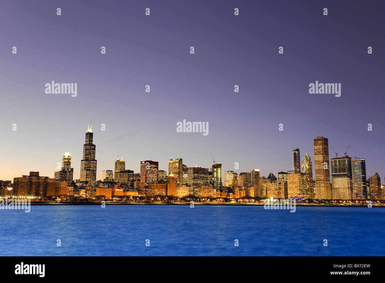 Chicago skyline night hi-res stock photography and images - Alamy