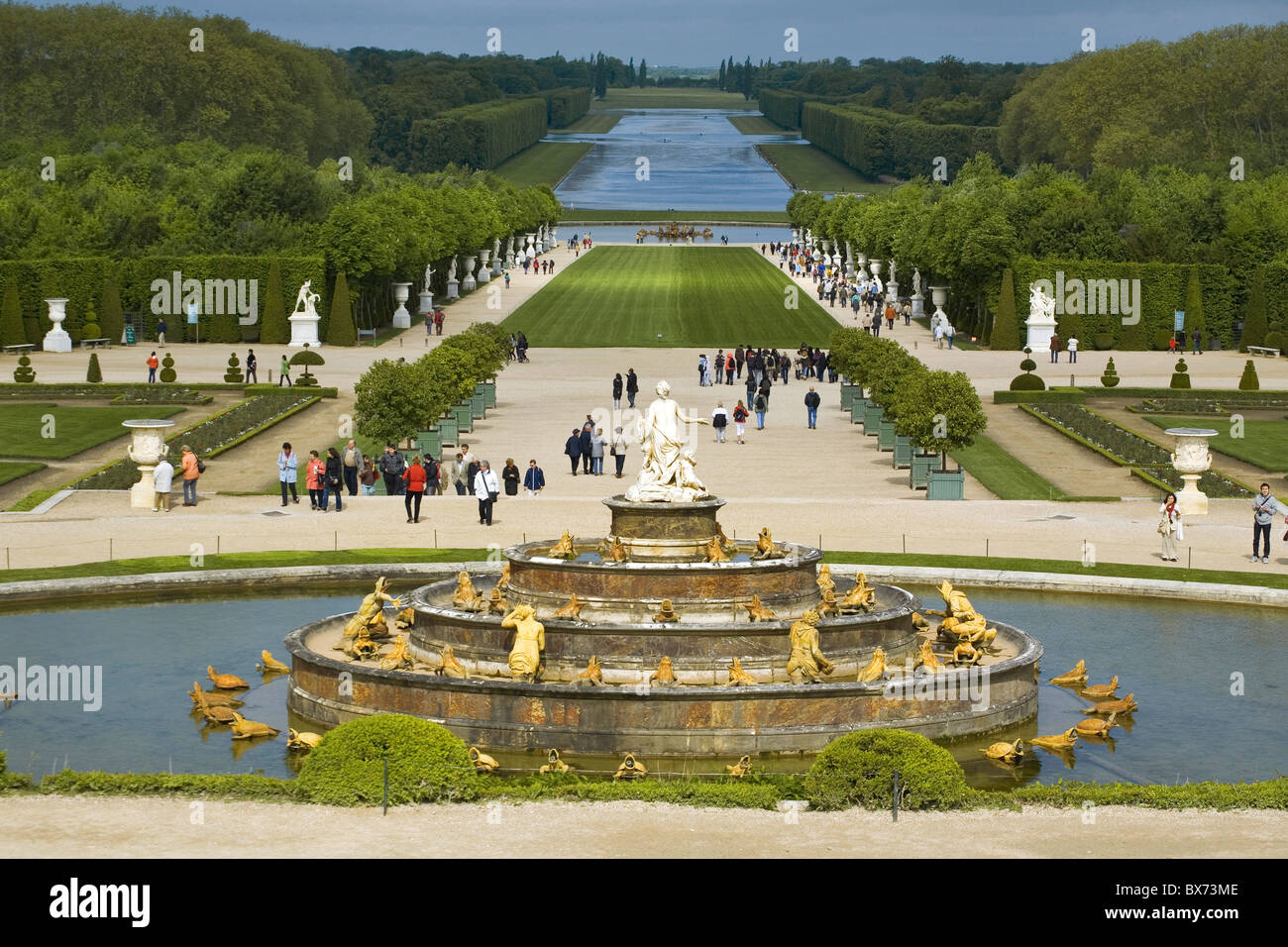 the gardens and chateau of versailles with latona fountain in the foreground Stock Photo