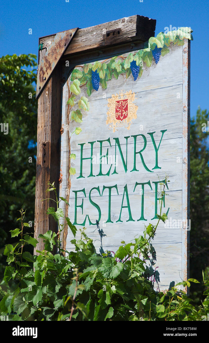 Henry Estate Winery sign, Umpqua Valley, southern Oregon. Stock Photo