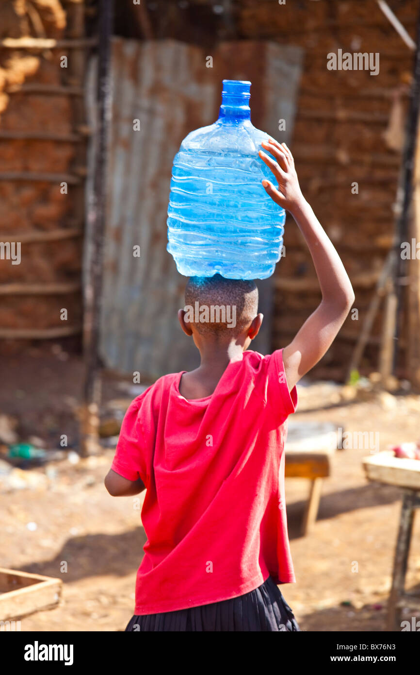 https://c8.alamy.com/comp/BX76N3/boy-carrying-water-in-the-kibera-slum-nairobi-kenya-BX76N3.jpg