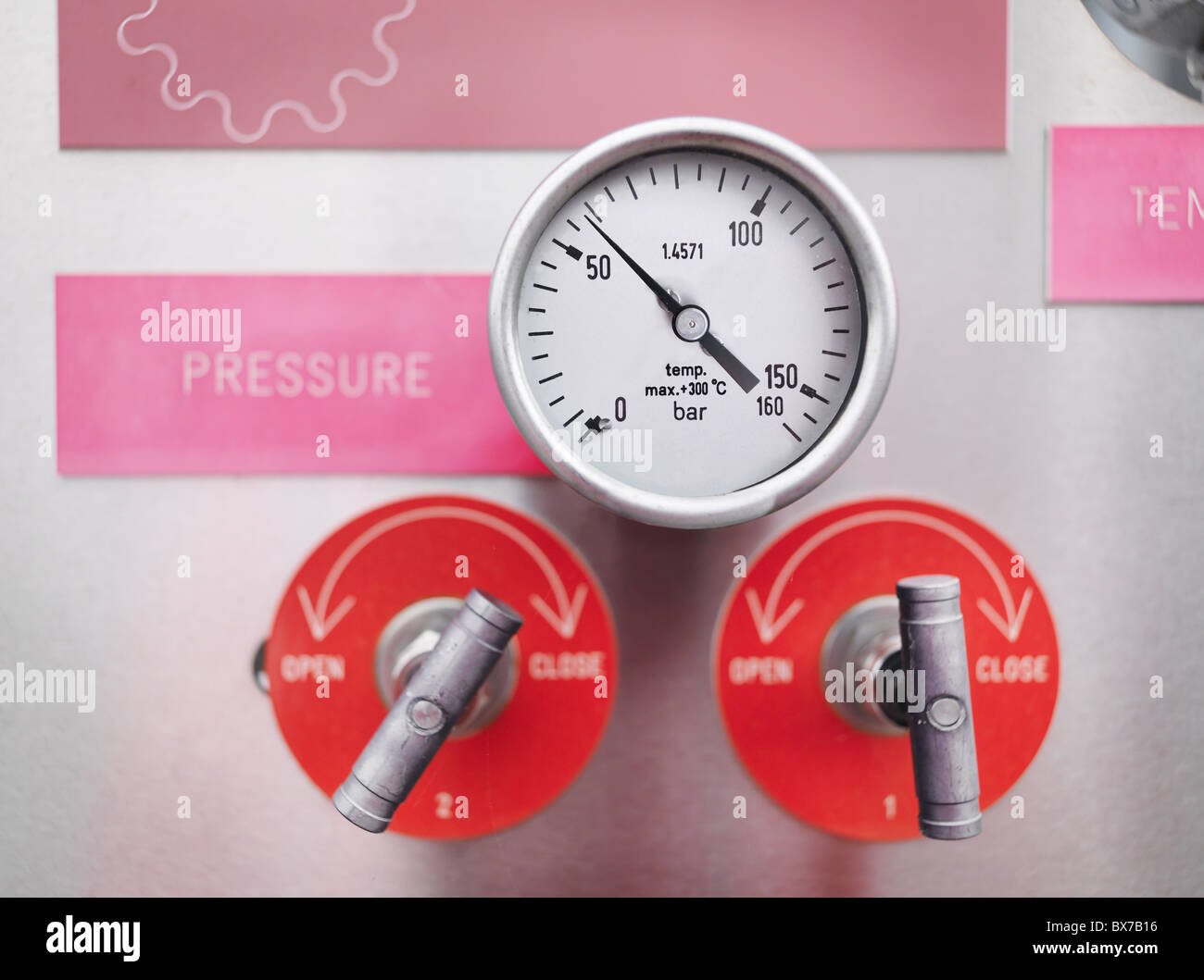 Gauge gauges valves valve hires stock photography and images Alamy