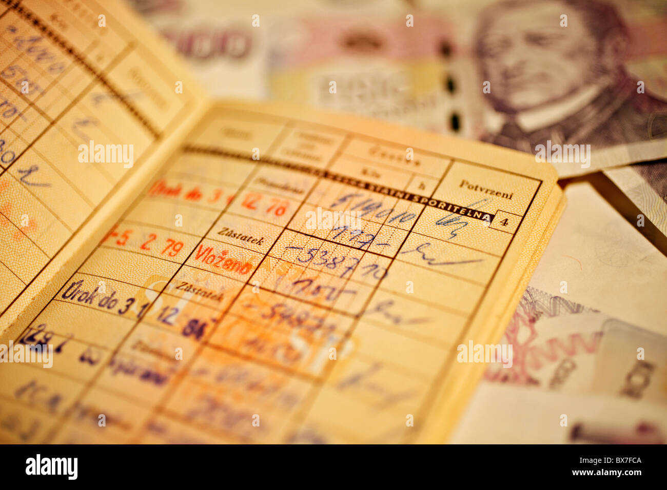 Do I need to keep old bank books? Leia aqui Should you throw away old