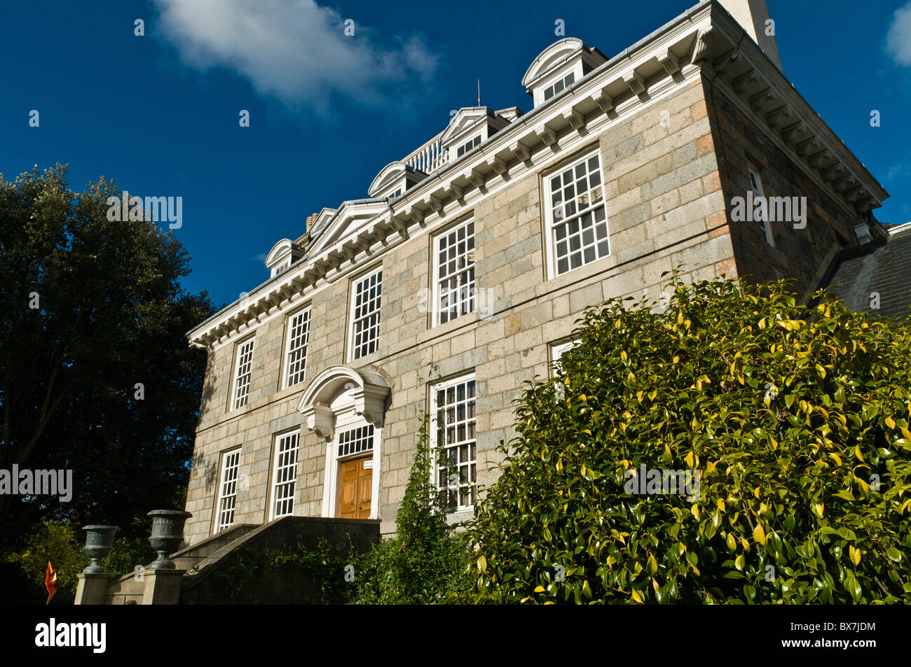 dh Sausmarez Manor ST MARTIN GUERNSEY Sausmarez House granite mansion front houses Stock Photo