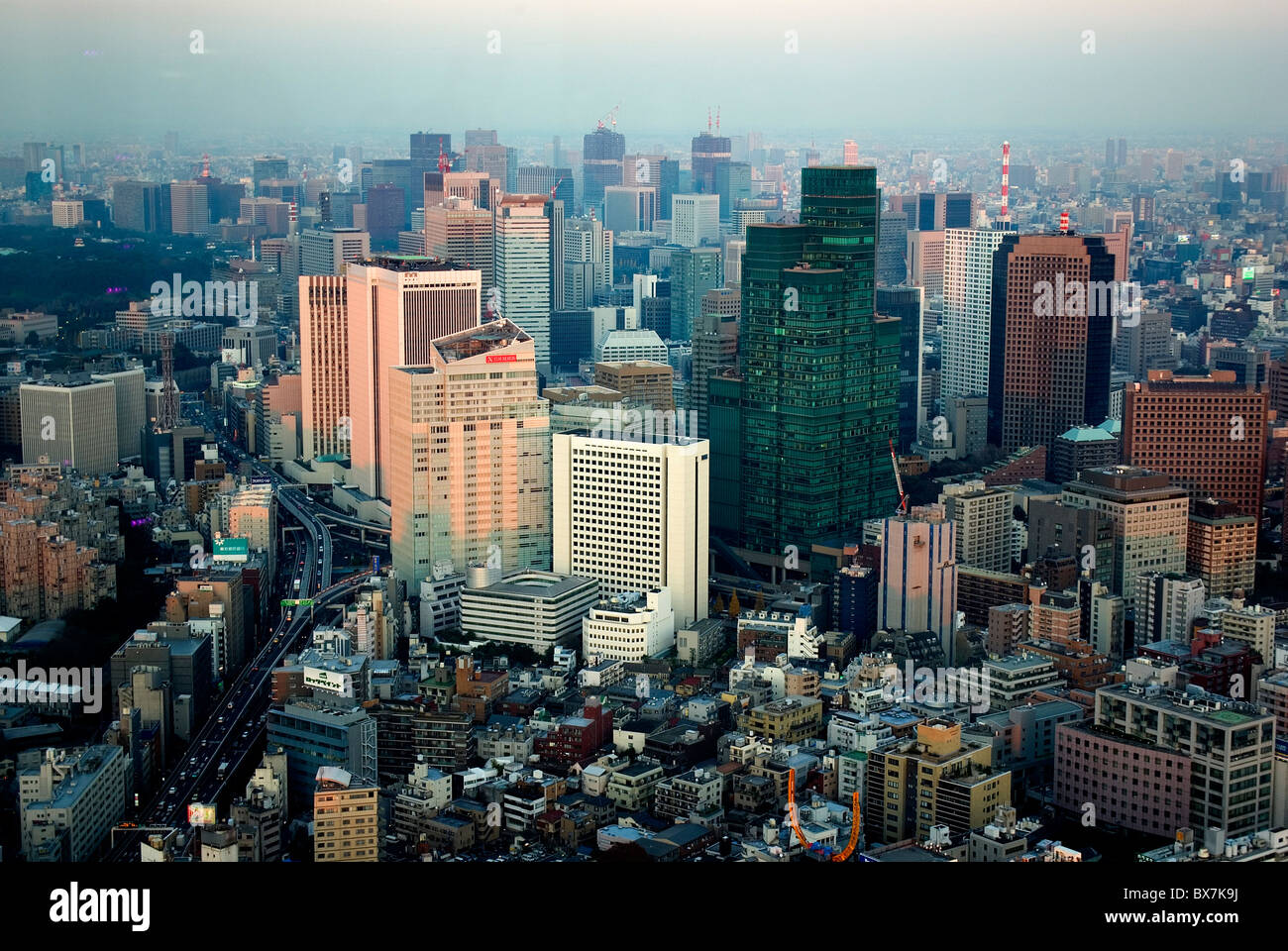 Tokyo skyline in the sunset from Roppongi Hills Observation Deck ...