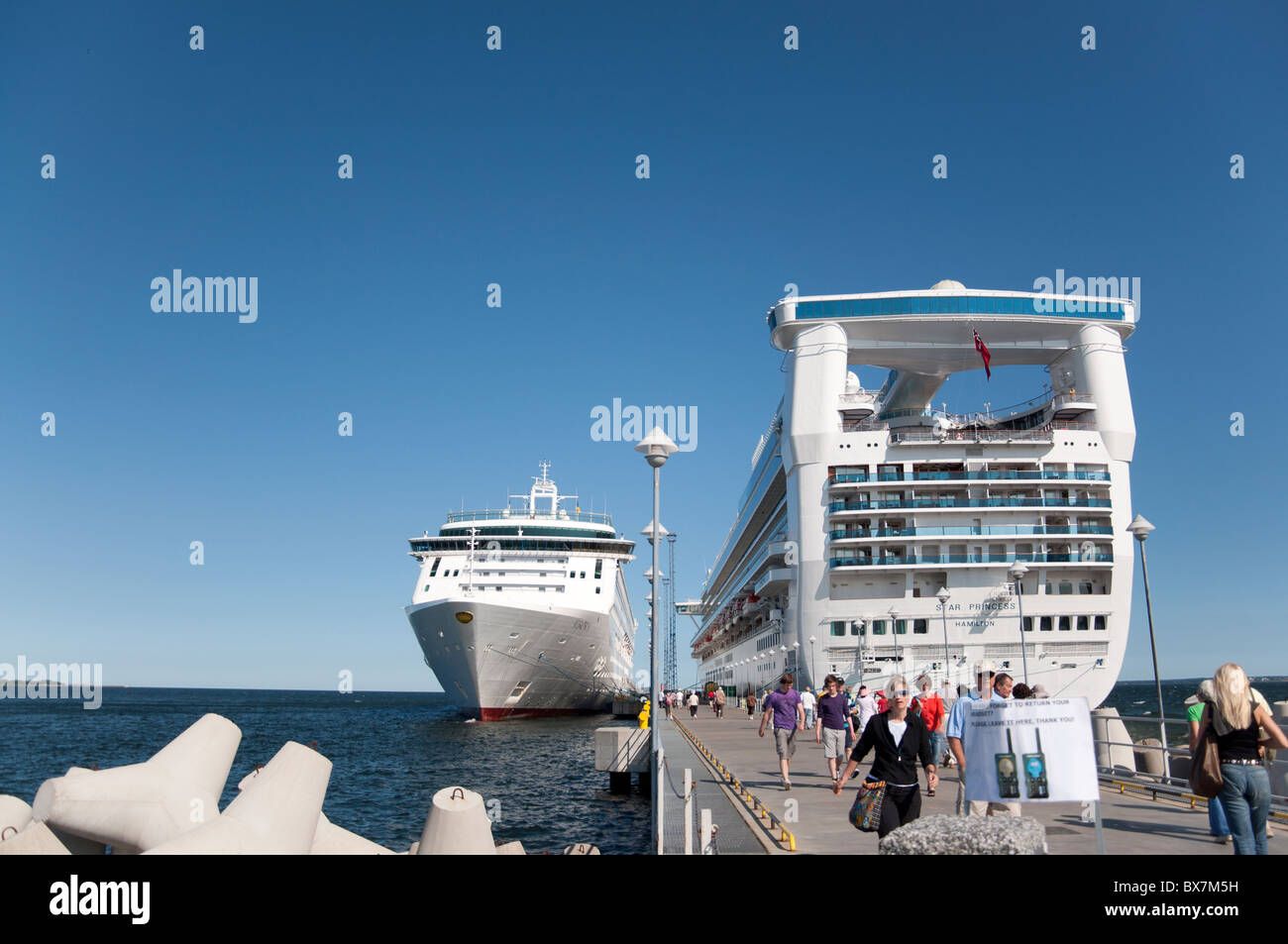 https://c8.alamy.com/comp/BX7M5H/a-photograph-of-the-po-cruise-ship-aurora-and-the-princess-cruises-BX7M5H.jpg