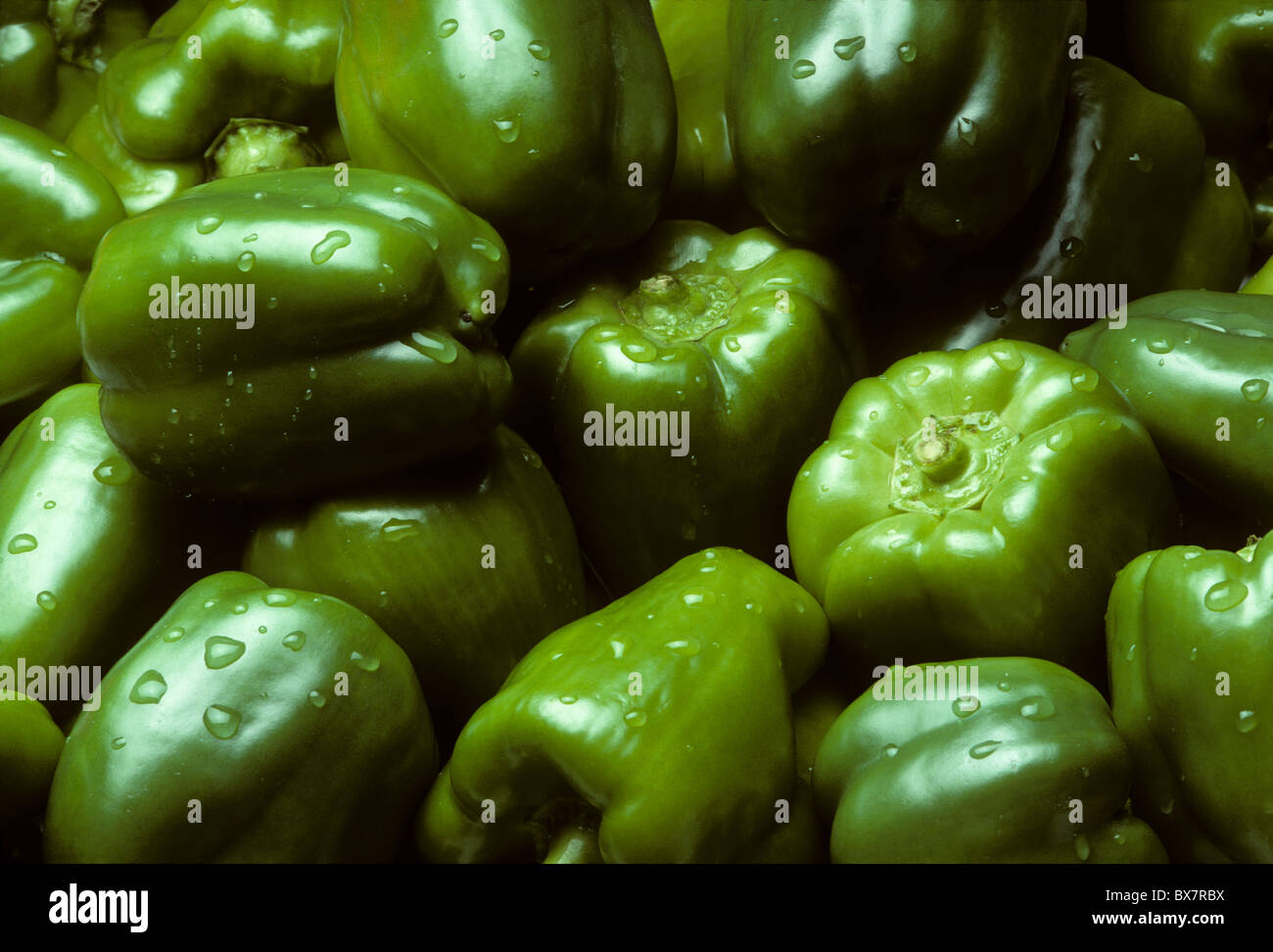 Pile of green Bell peppers with water droplets, filling frame Stock ...