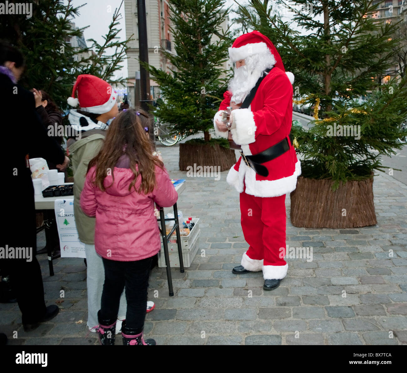 Paris, France, Christmas Celebrations, Children Meeting Santa Claus, Pere  Noël, Outside Street Stock Photo - Alamy