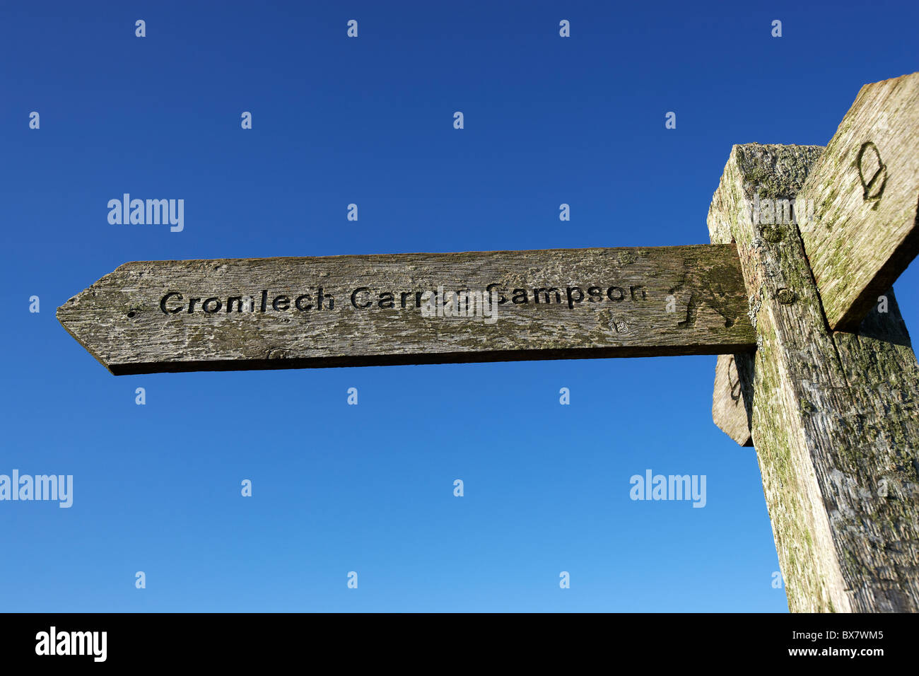 Signpost to Cromlech Carreg Samson, Pembrokeshire Coastal Path, Abercastle, Pembrokeshire, Wales, UK Stock Photo
