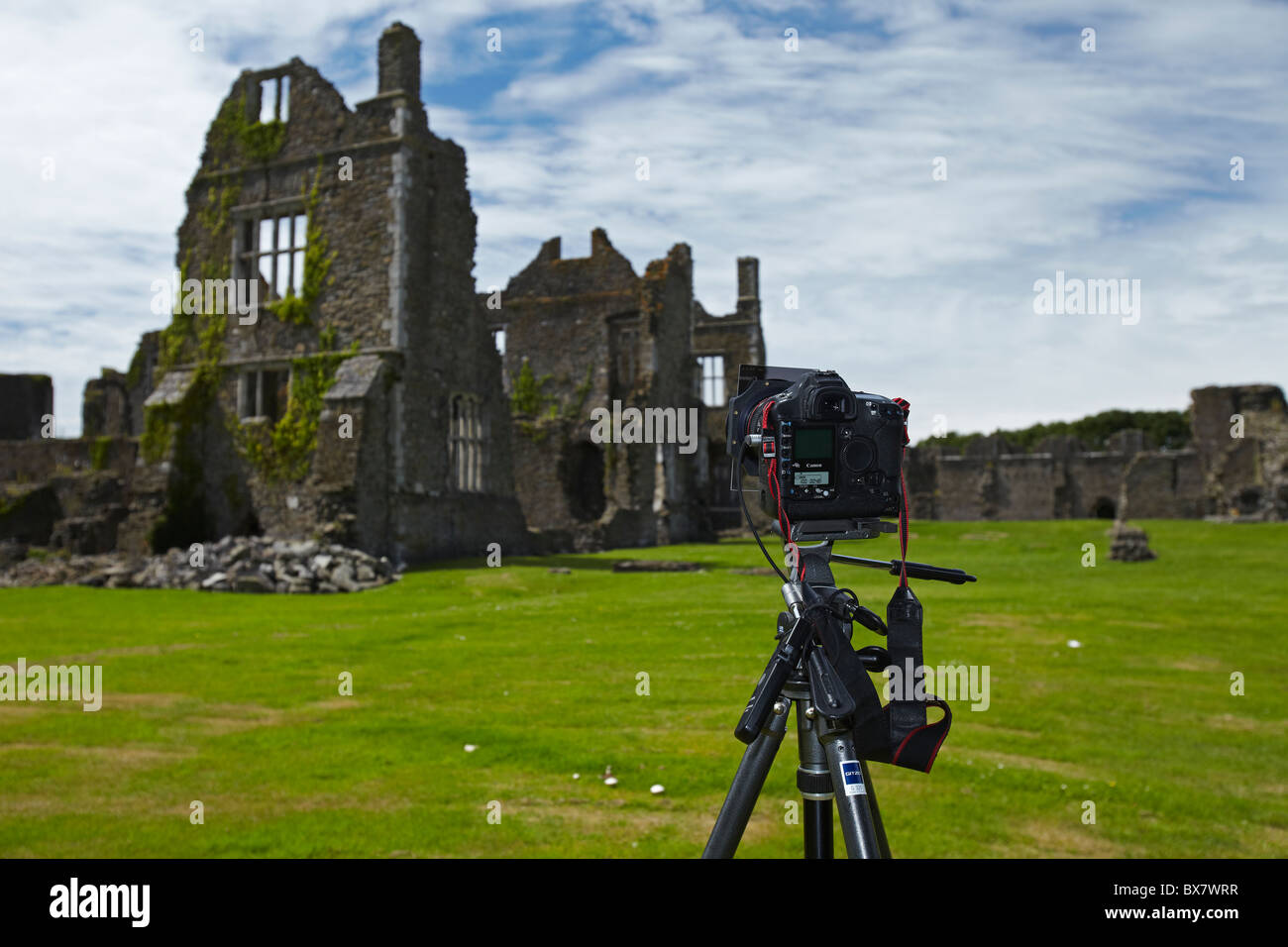 Canon DSLR Camera set up to photograph Neath Abbey ruins, Neath, South Wales, UK Stock Photo