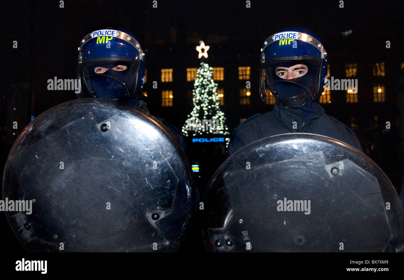 Riot police outside Houses of parliament during student protest at Christmas time London 9.12.10 Stock Photo