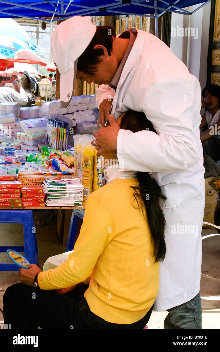 Dentist at outdoor market, Shaxi, Jiangsu, China Stock Photo