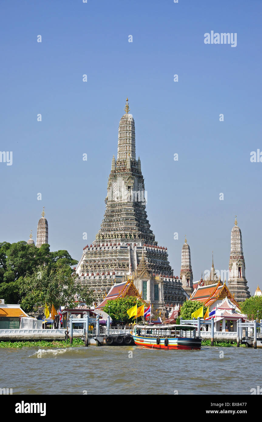 Wat Arun Rajwararam (Temple of Dawn) by Chao Phraya River, Bangkok Yai District, Bangkok, Thailand Stock Photo