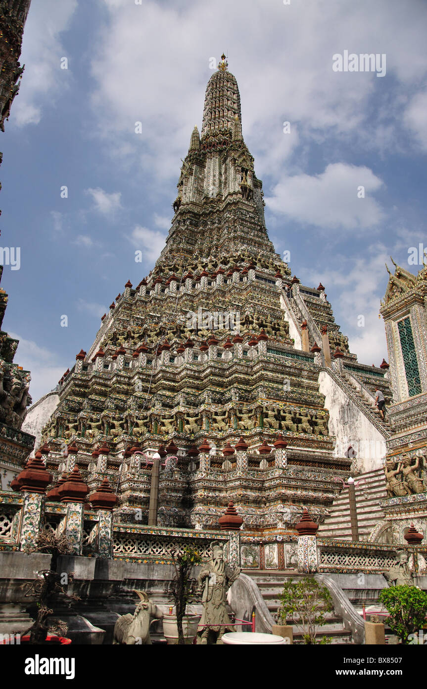 Wat Arun, The Temple of Dawn, on the west bank of Chao Phraya River, Thon Buri District, Bangkok, Thailand Stock Photo