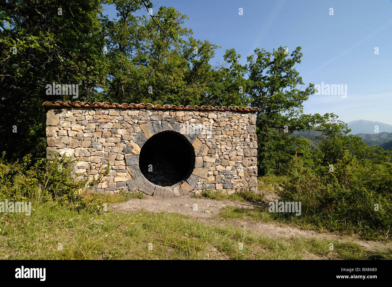 Andy Goldsworthy Land Art Sculpture, Dry Stone Hut or Refuge d'Art, near Digne or Digne-les-Bains, Alpes-de-Haute-Provence, Provence, France Stock Photo