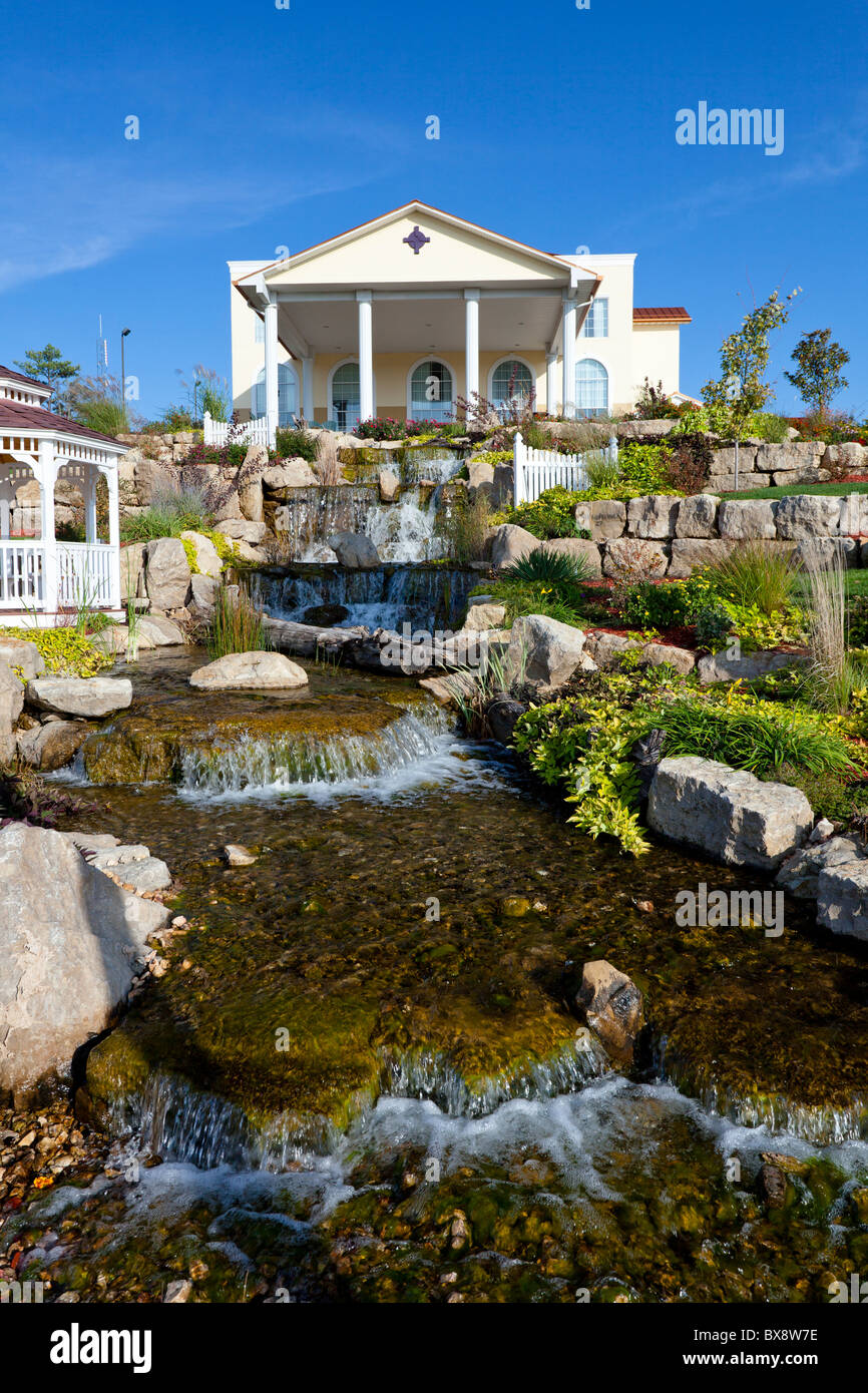 Exterior of the Savannah House Hotel with water streams and landscaping in Branson, Missouri, USA. Stock Photo
