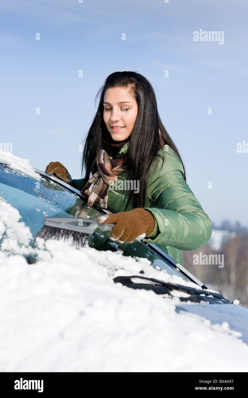Mann, Der Brush Benutzt, Um Schnee Aus Dem Auto Zu Entfernen Stockbild -  Bild von fällig, antreiben: 162093589