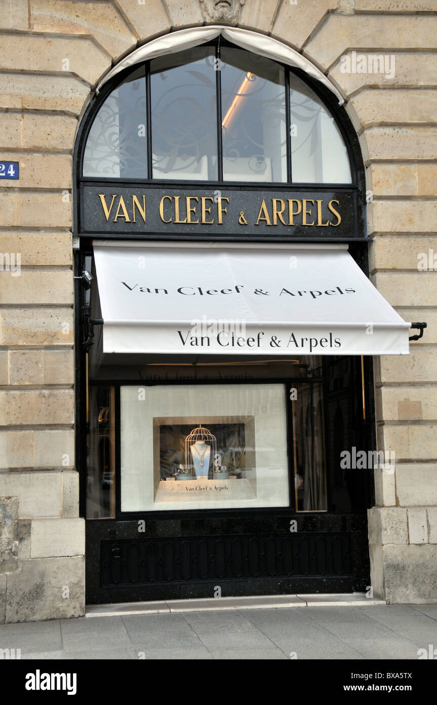 Jewelery van cleef and arpels hi-res stock photography and images - Alamy