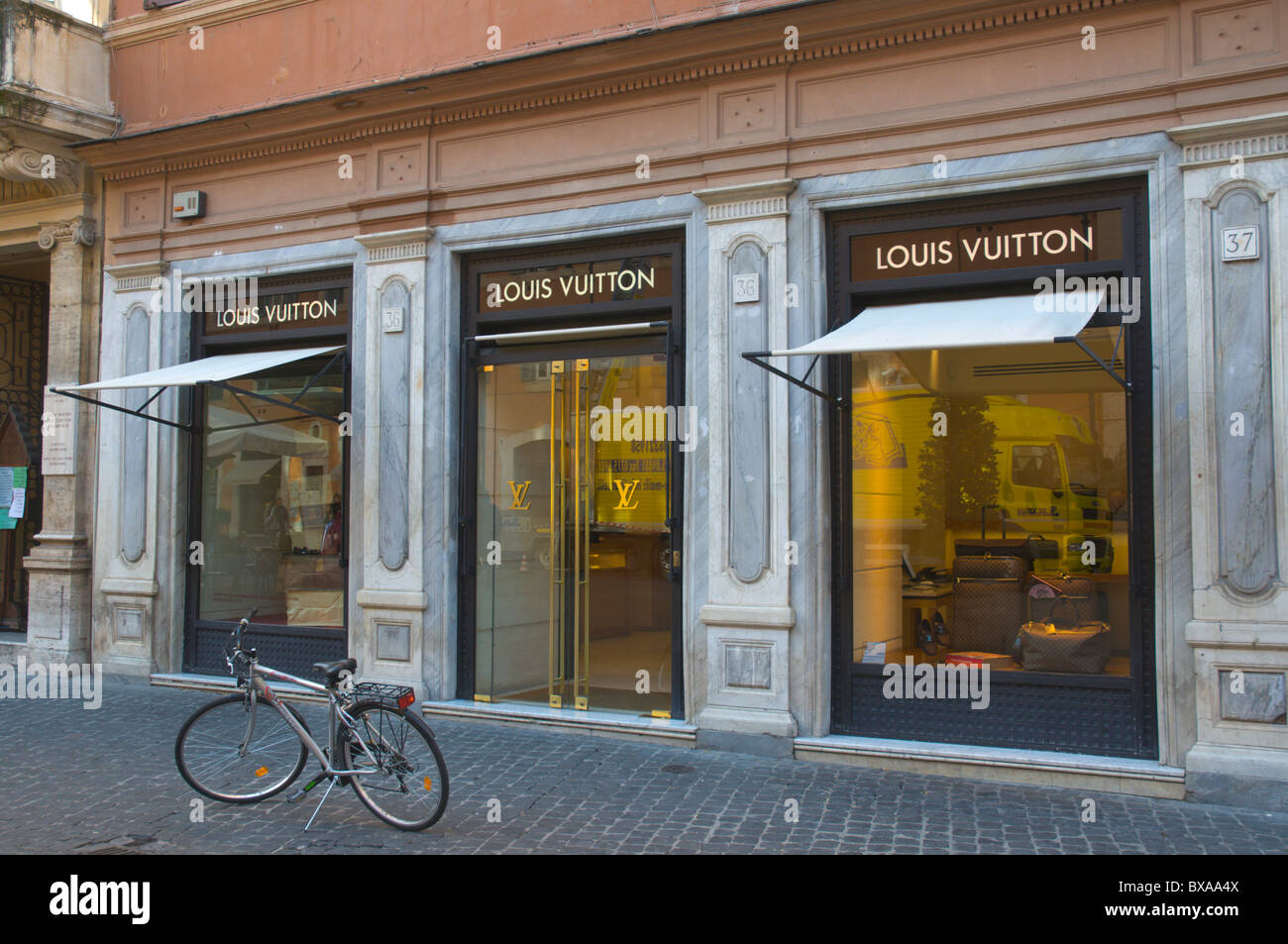 Louis Vuitton shop at Piazza San Lorenzo in Lucina square Centro Stock Photo: 33418922 - Alamy