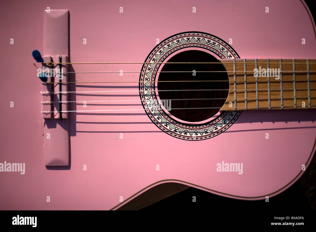 Pink guitar Banque de photographies et d'images à haute résolution - Alamy