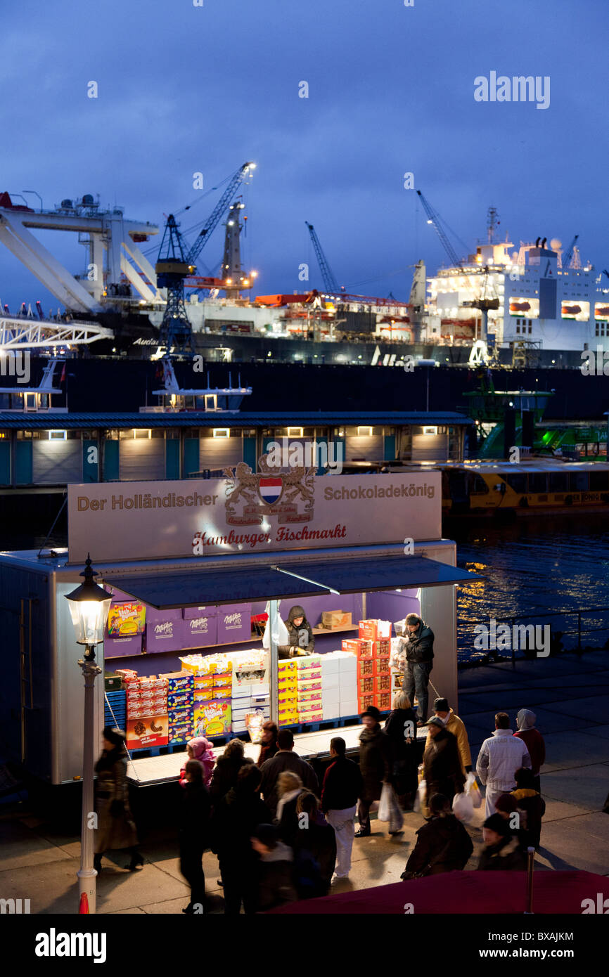 The Sunday morning fish market in St Pauli in Hamburg Stock Photo Alamy