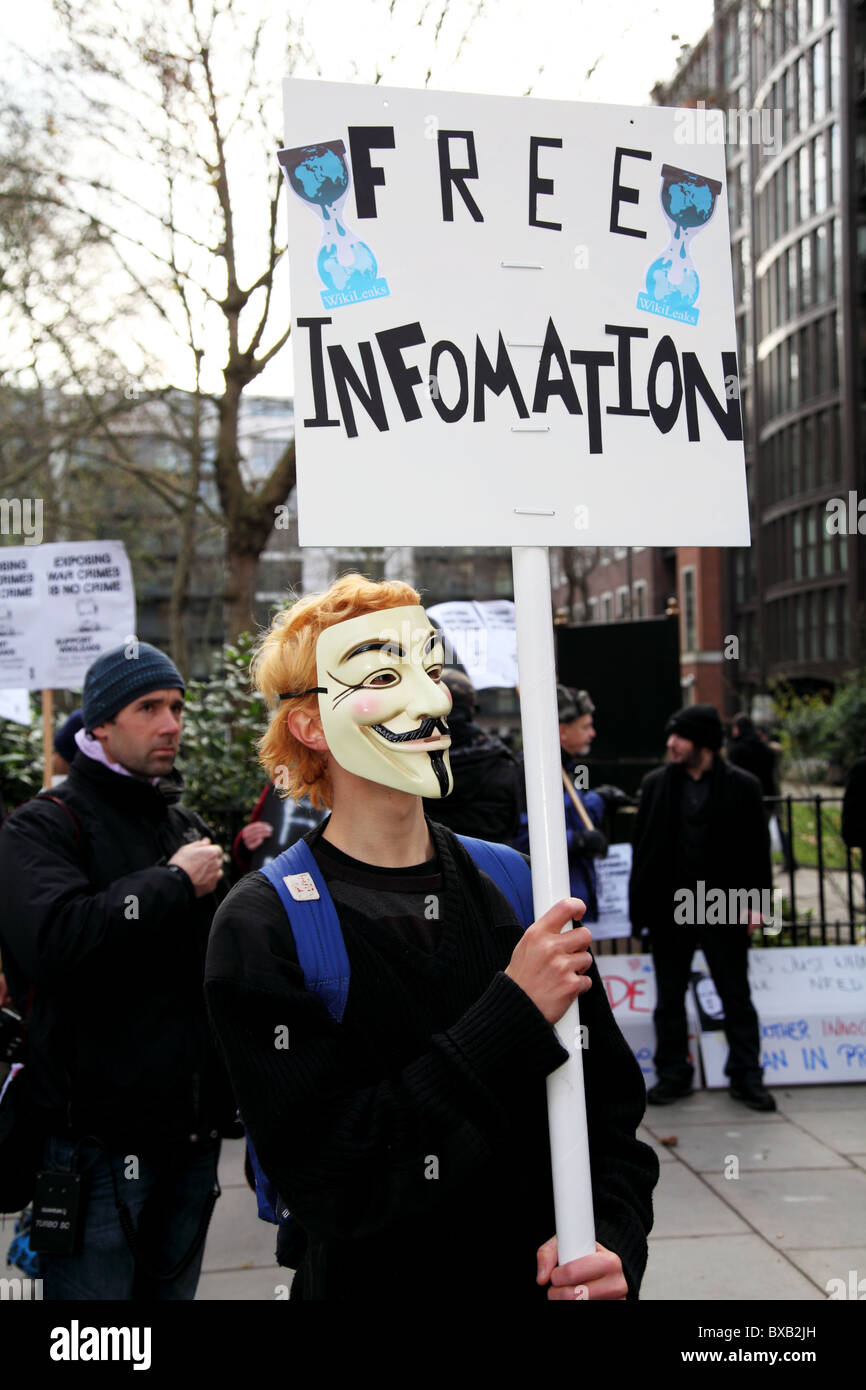 Protester at the Julian Assange hearing at the City of Westminster Magistrates' Court Stock Photo