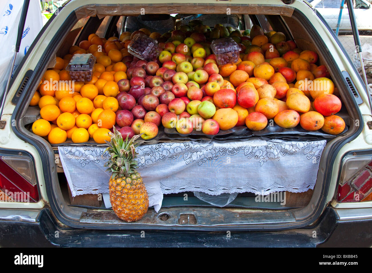 Vendor selling fruit from the trunk of his car, Nairobi, Kenya Stock