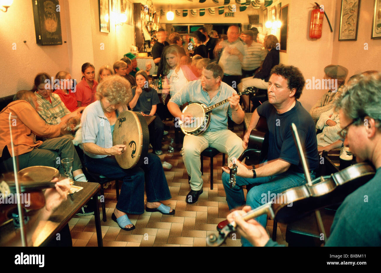 traditional life music in a pub in Roundstone, Connemara, Republic of Ireland Stock Photo