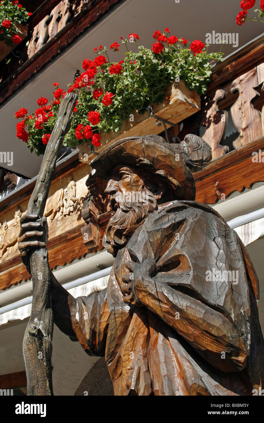 germany-bavaria-garmisch-partenkirchen-grainau-wood-carved-statue
