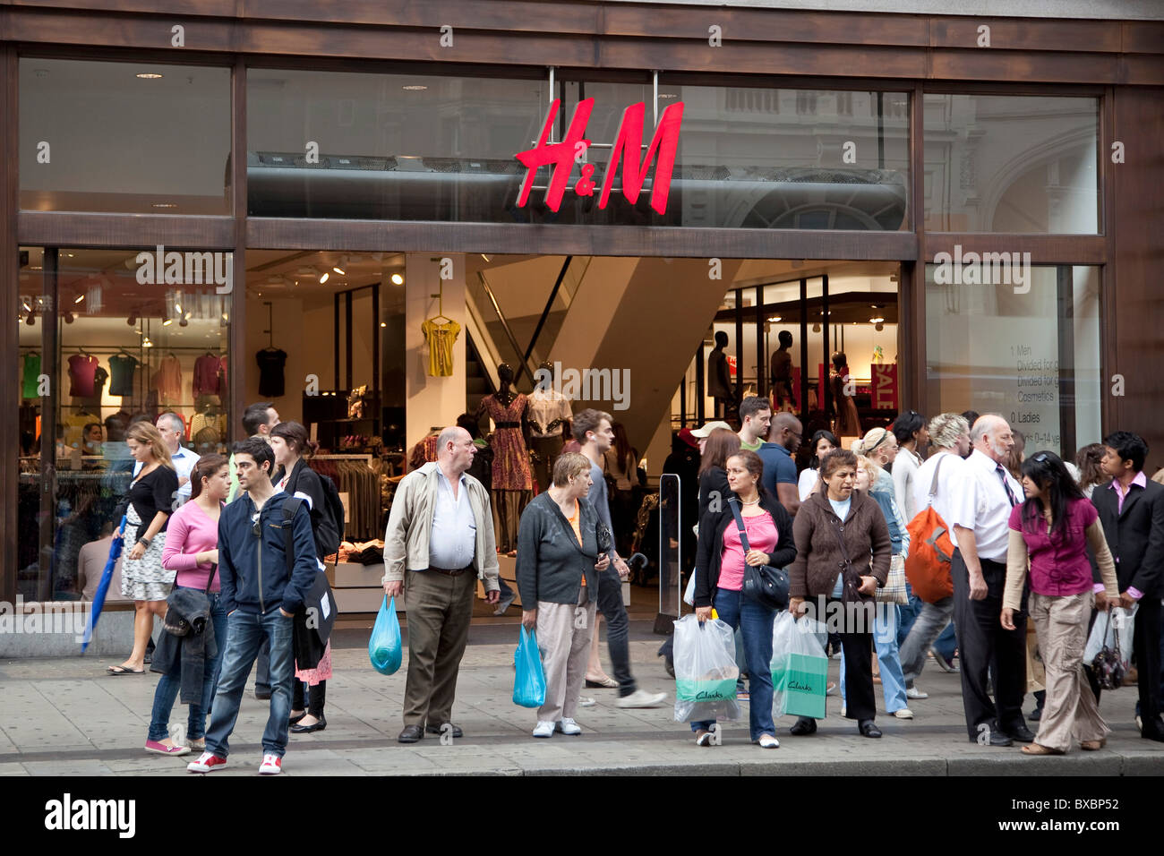 Hennes and mauritz hi-res stock photography and images - Alamy