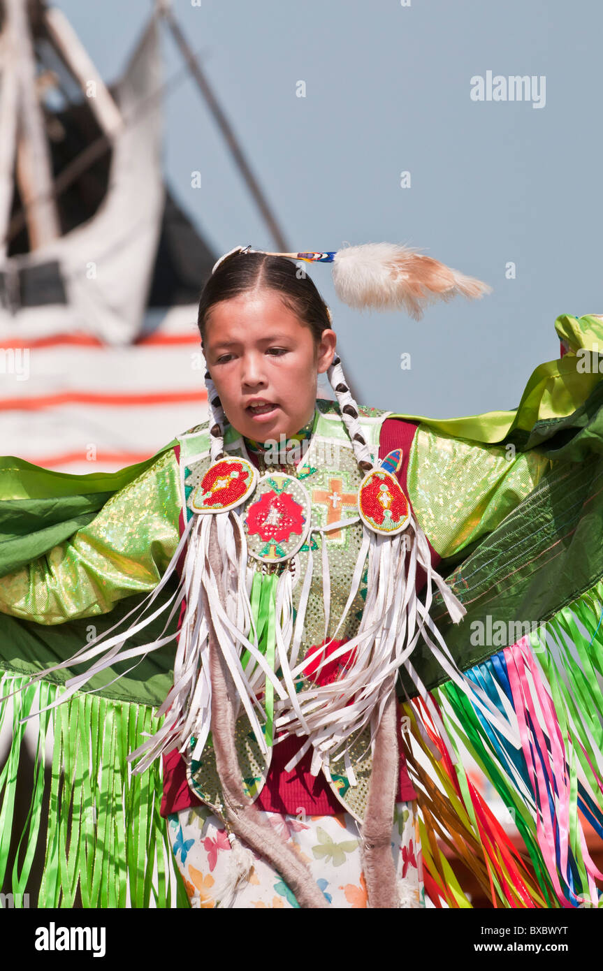 Native tipi girl hi-res stock photography and images - Alamy