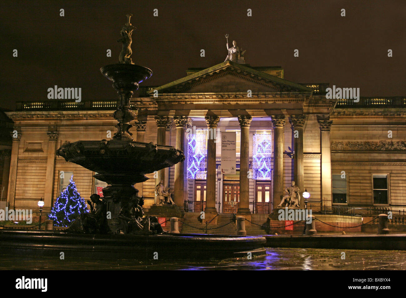 Liverpool Walker Art Gallery and Fountain At Christmas, Merseyside, England, UK Stock Photo