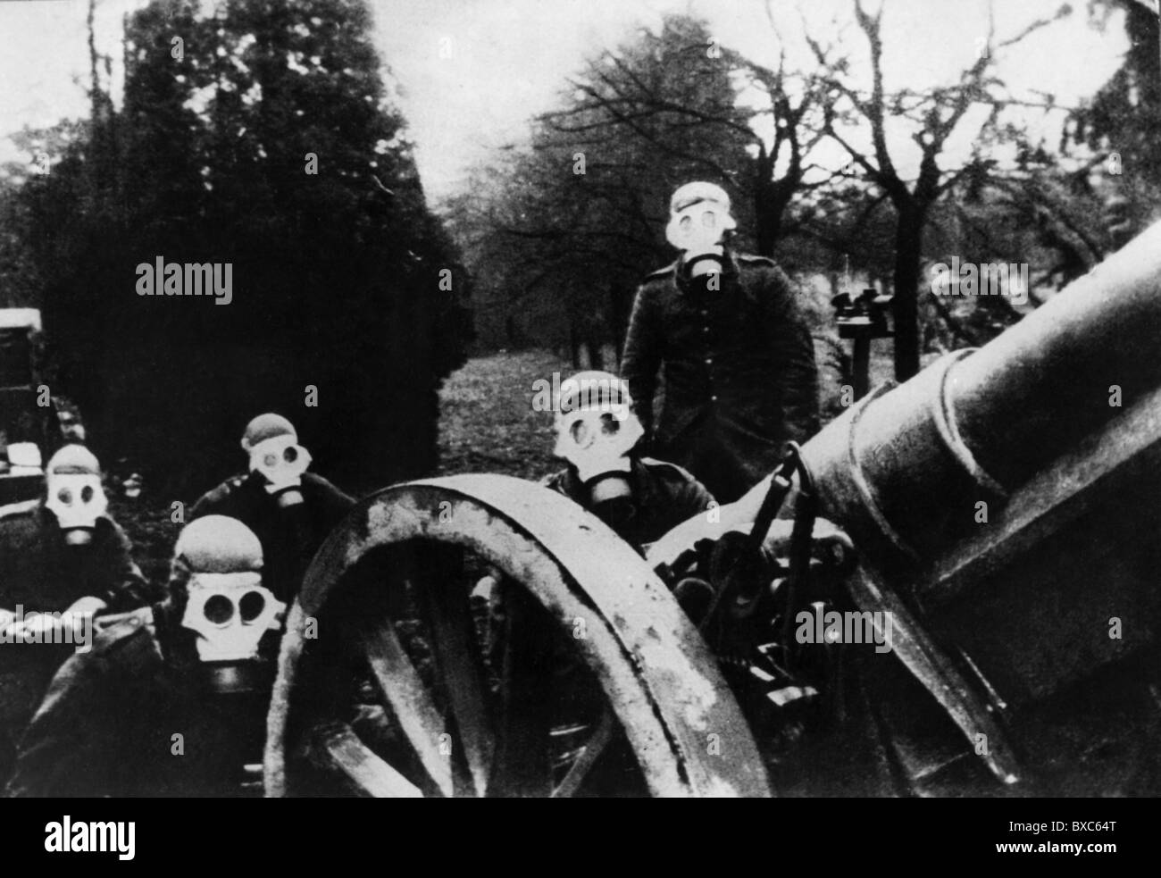 events, First World War / WWI, Western Front, gun crew with gas masks, 9th battery / 1st Bavarian Field Artillery Regiment, France, 1916, Additional-Rights-Clearences-Not Available Stock Photo