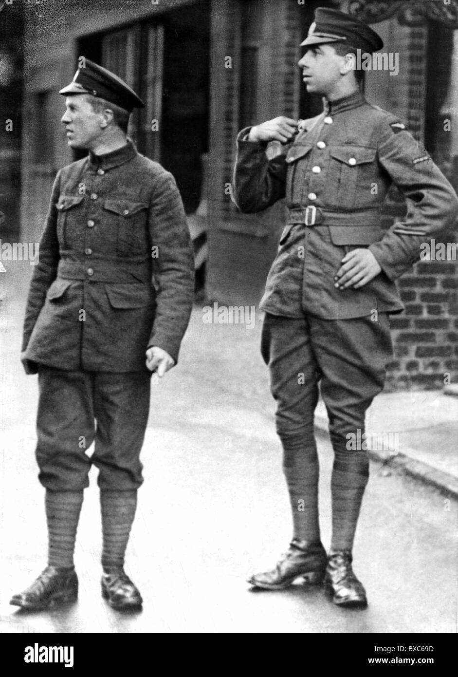 Lawrence, Thomas Edward, 15.8.1888 - 19.5.1935, British archeologist, secret agent and author / writer, in the aircraftman John Hume Ross, full length (left), circa 1922 / 1923, Stock Photo