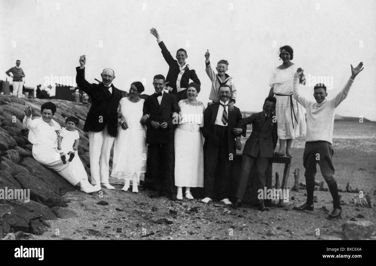 1920s family beach hi-res stock photography and images - Alamy